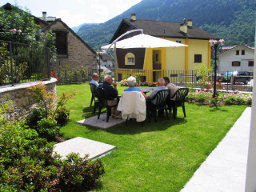 Anziani in giardino con gazebo in ricovero residenza anziani