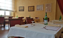 Sala da pranzo in ricovero residenza anziani